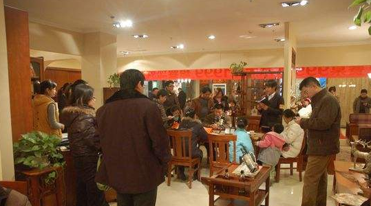 热闹的实木家具市场 热闹的实木家具市场